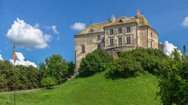 Olesko, Ukrayna 06.07.2021. Ukrayna 'nın Lviv bölgesindeki Olesko Kalesi güneşli bir yaz gününde