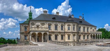 Pidhirtsi, Ukrayna 06.07.2021. Ukrayna 'nın Lviv bölgesindeki Pidhirtsi Kalesi güneşli bir yaz gününde