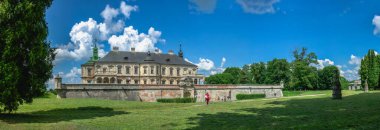 Pidhirtsi, Ukrayna 06.07.2021. Ukrayna 'nın Lviv bölgesindeki Pidhirtsi Kalesi güneşli bir yaz gününde