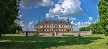 Pidhirtsi, Ukrayna 06.07.2021. Ukrayna 'nın Lviv bölgesindeki Pidhirtsi Kalesi güneşli bir yaz gününde