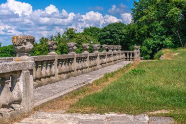 Pidhirtsi, Ukrayna 06.07.2021. Ukrayna 'nın Lviv bölgesindeki Pidhirtsi Kalesi güneşli bir yaz gününde