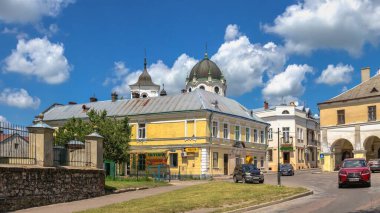 Zhovkva, Ukrayna 08.07.2021. Ukrayna 'nın Lviv bölgesindeki Zhovkva şehrinde güneşli bir yaz gününde Vicheva veya Market Meydanı