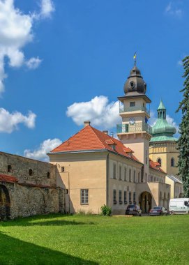 Zhovkva, Ukrayna 08.07.2021. Ukrayna 'nın Lviv bölgesindeki Zhovkva Kalesi güneşli bir yaz gününde