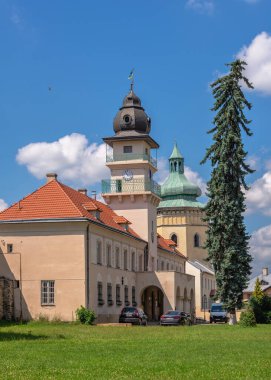 Zhovkva, Ukrayna 08.07.2021. Ukrayna 'nın Lviv bölgesindeki Zhovkva Kalesi güneşli bir yaz gününde
