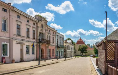 Zhovkva, Ukrayna 08.07.2021. Ukrayna 'nın Lviv bölgesindeki Zhovkva şehrinde güneşli bir yaz gününde Vicheva veya Market Meydanı