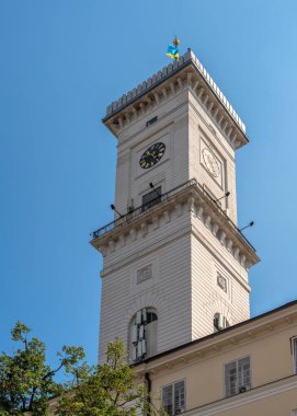 Lviv, Ukrayna 07.07.2021. Güneşli bir yaz gününde Ukrayna 'nın Lviv Meydanı' ndaki belediye binasında.