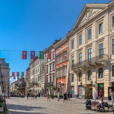 Lviv, Ukrayna 07.07.2021. Ukrayna 'nın eski Lviv kasabasındaki Krakowska caddesinde güneşli bir yaz günü