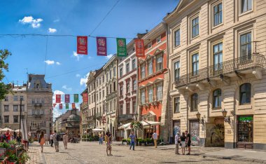 Lviv, Ukrayna 07.07.2021. Ukrayna 'nın eski Lviv kasabasında güneşli bir yaz gününde pazar veya Rynok Meydanı