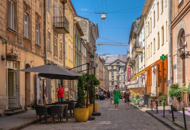 Lviv, Ukrayna 07.07.2021. Staroevreyskaya ya da Ukrayna 'nın eski Lviv kasabasındaki Eski İbrani sokağı, güneşli bir yaz gününde