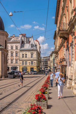 Lviv, Ukrayna 07.07.2021. Ukrayna 'nın eski Lviv kasabasındaki Katedral Meydanı, güneşli bir yaz gününde.
