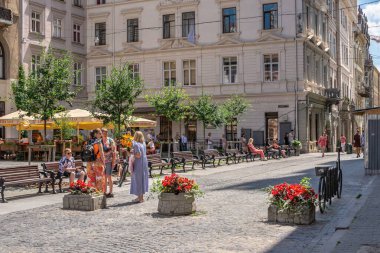 Lviv, Ukrayna 07.07.2021. Ukrayna 'nın eski Lviv kasabasında, güneşli bir yaz gününde