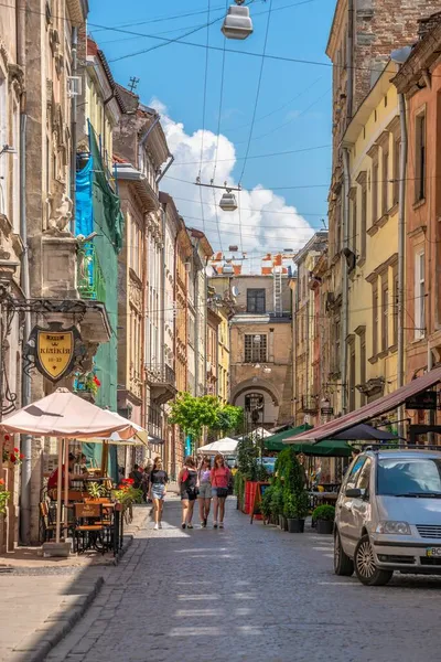 Lviv, Ukrayna 07.07.2021. Ukrayna 'nın eski Lviv kasabasında, güneşli bir yaz gününde