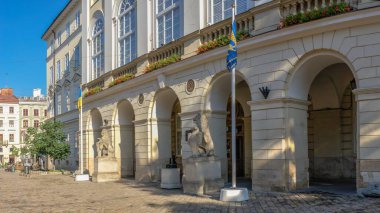 Lviv, Ukrayna 07.07.2021. Güneşli bir yaz gününde Ukrayna 'nın Lviv Meydanı' ndaki belediye binasında.