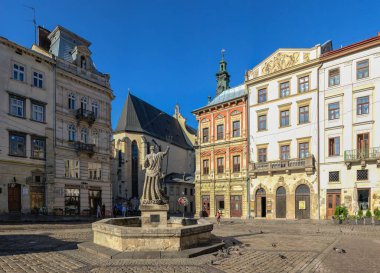 Lviv, Ukrayna 07.07.2021. Ukrayna 'nın eski Lviv kasabasındaki pazar veya Rynok Meydanı, güneşli bir yaz sabahı
