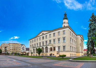 Drohobych, Ukrayna 09.07.2021. Ukrayna 'nın Drohobych kentindeki Pazar Meydanı' nda bir yaz gününde belediye binası.