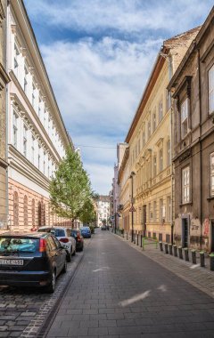Budapeşte, Macaristan 17.08.2021. Güneşli bir yaz gününde eski Budapeşte şehrinin sokakları