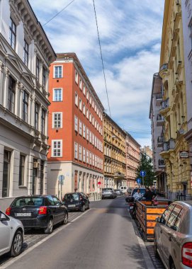 Budapeşte, Macaristan 17.08.2021. Güneşli bir yaz gününde eski Budapeşte şehrinin sokakları