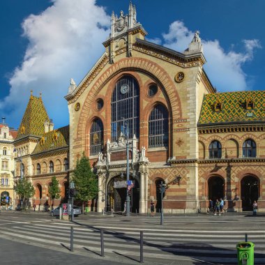 Budapeşte, Macaristan 17.08.2021. Macaristan 'ın Budapeşte kentindeki merkez marketin eski tarihi binası güneşli bir yaz gününde.