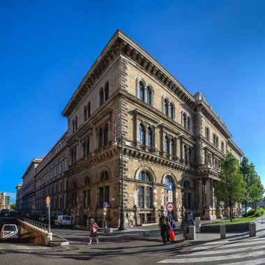 Budapeşte, Macaristan 17.08.2021. Güneşli bir yaz gününde eski Budapeşte şehrinin sokakları