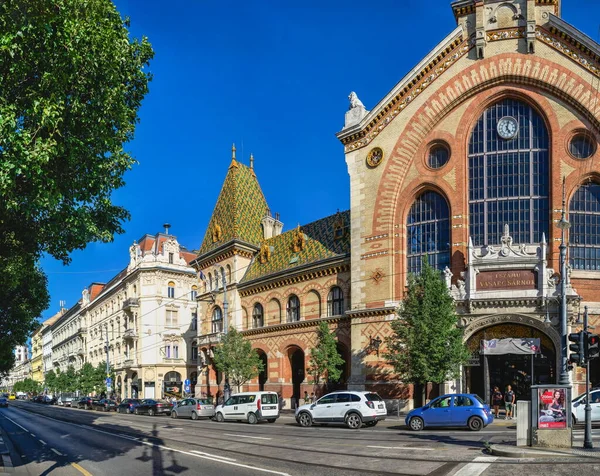 ブダペスト ハンガリー17 2021 ハンガリーのブダペストにある中央市場の古い歴史的建造物 晴れた夏の日 — ストック写真