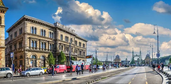 2021年8月17日匈牙利布达佩斯 在一个阳光灿烂的夏日 布达佩斯古城的街道 — 图库照片