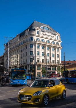 Budapeşte, Macaristan 17.08.2021. Güneşli bir yaz gününde eski Budapeşte şehrinin sokakları
