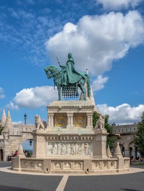 Budapeşte, Macaristan 18.08.2021. Macaristan 'ın Budapeşte kentindeki Budapeşte kentindeki Aziz Istvan anıtı güneşli bir yaz sabahında