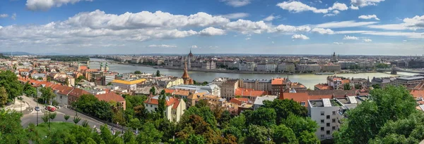 ブダペスト ハンガリー18 2021 ドナウ川のパノラマビューとブダペストの堤防 ハンガリー 晴れた夏の朝に — ストック写真