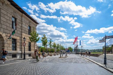 Budapeşte, Macaristan 18.08.2021. Budapeşte, Macaristan 'daki Budapeşte' nin üst kasabasının mimarisi, güneşli bir yaz sabahı,
