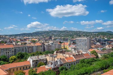 Budapeşte, Macaristan 18.08.2021. Budapeşte, Macaristan 'daki Budapeşte' nin üst kasabasının mimarisi, güneşli bir yaz sabahı,