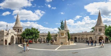 Budapeşte, Macaristan 18.08.2021. Macaristan 'ın Budapeşte şehrinin yukarısında güneşli bir yaz sabahında Kutsal Üçlü Meydanı.
