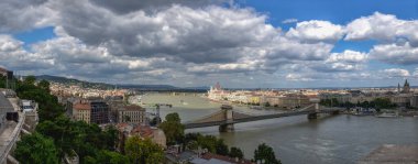 Budapeşte, Macaristan 18.08.2021. Macaristan 'ın Budapeşte kentinde güneşli bir yaz gününde Tuna Nehri ve parlamento binasının panoramik manzarası