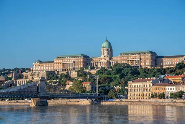 ブダペスト ハンガリー18 2021 晴れた夏の朝にブダの町の建築とドナウ川 — ストック写真