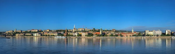 ブダペスト ハンガリー18 2021 ドナウ川のパノラマビューと晴れた夏の朝にブダの堤防 — ストック写真