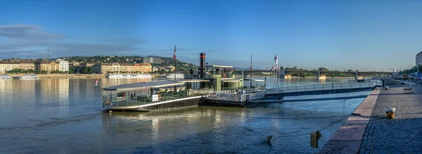 ブダペスト ハンガリー18 2021 晴れた夏の朝にドナウ川のほとりにあるLajta Monitor博物館 — ストック写真