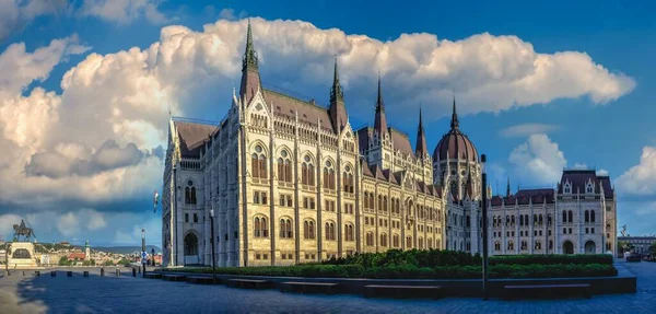 Будапешт Венгрия 1821 Год Здание Парламента Набережной Будапешта Солнечное Летнее — стоковое фото