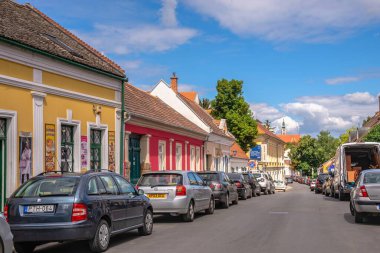 Szentendre, Macaristan 19.08.2021. Macaristan 'ın eski Szentendre kasabasının sokaklarındaki tarihi bina güneşli bir yaz gününde