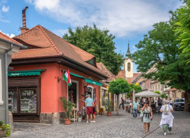 Szentendre, Macaristan 19.08.2021. Macaristan 'ın eski Szentendre kasabasının sokaklarındaki tarihi bina güneşli bir yaz gününde