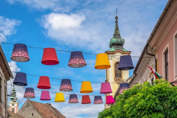 Szentendre, Macaristan 19.08.2021. Macaristan 'ın eski Szentendre kasabasının sokaklarındaki tarihi bina güneşli bir yaz gününde