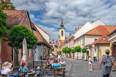 Szentendre, Macaristan 19.08.2021. Macaristan 'ın eski Szentendre kasabasının sokaklarındaki tarihi bina güneşli bir yaz gününde