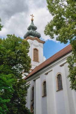 Szentendre, Macaristan 19.08.2021. Macaristan, Szentendre 'deki kilise, güneşli bir yaz gününde
