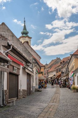 Szentendre, Macaristan 19.08.2021. Macaristan 'ın eski Szentendre kasabasının sokaklarındaki tarihi bina güneşli bir yaz gününde