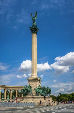 Budapeşte, Macaristan 19.08.2021. Budapeşte 'deki Kahramanlar Meydanı' nda güneşli bir yaz sabahında Macaristan Milenyumu anıtı.