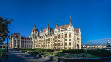 Budapeşte, Macaristan 18.08.2021. Macaristan 'ın Budapeşte seti üzerinde güneşli bir yaz sabahı parlamento binası.
