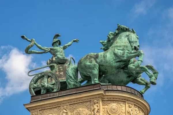 2021年8月19日匈牙利布达佩斯 在一个阳光明媚的夏日早晨 布达佩斯英雄广场上的匈牙利千年纪念碑 — 图库照片