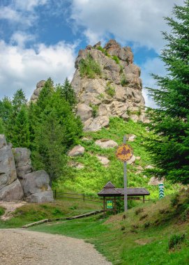 Tustan, Ukrayna 09.07.2021. Ukrayna, Tustan 'da eski bir Rus uçurum kenarı savunma kompleksi, bir yaz günü.