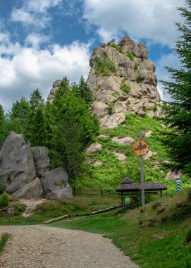 Tustan, Ukrayna 09.07.2021. Ukrayna, Tustan 'da eski bir Rus uçurum kenarı savunma kompleksi, bir yaz günü.