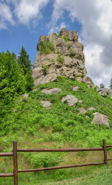 Tustan, Ukrayna 09.07.2021. Ukrayna, Tustan 'da eski bir Rus uçurum kenarı savunma kompleksi, bir yaz günü.