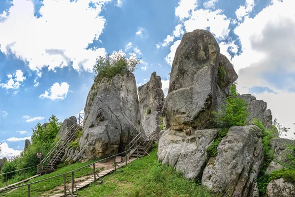 Tustan, Ukrayna 09.07.2021. Ukrayna, Tustan 'da eski bir Rus uçurum kenarı savunma kompleksi, bir yaz günü.
