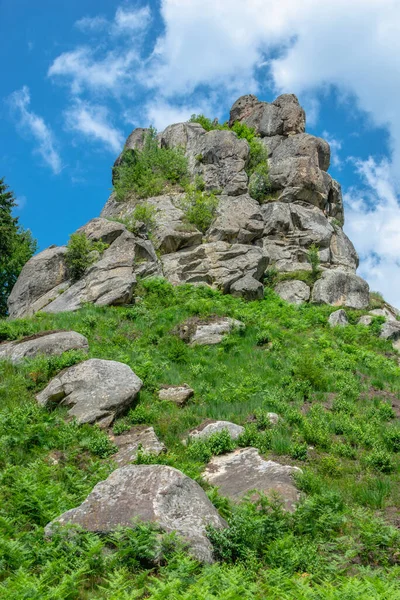 Tustan, Ukrayna 09.07.2021. Ukrayna, Tustan 'da eski bir Rus uçurum kenarı savunma kompleksi, bir yaz günü.
